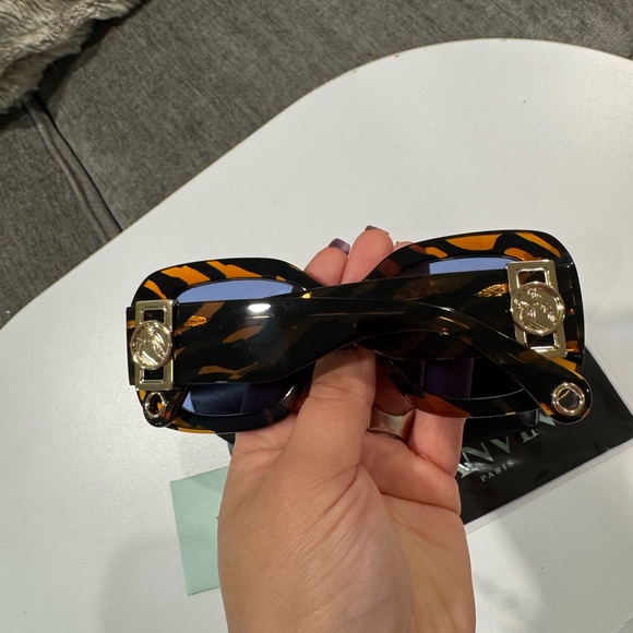 ONE DAY SALE✨

LANVIN LNV626S Stylish Black and Golden brown Sunglasses main image 5